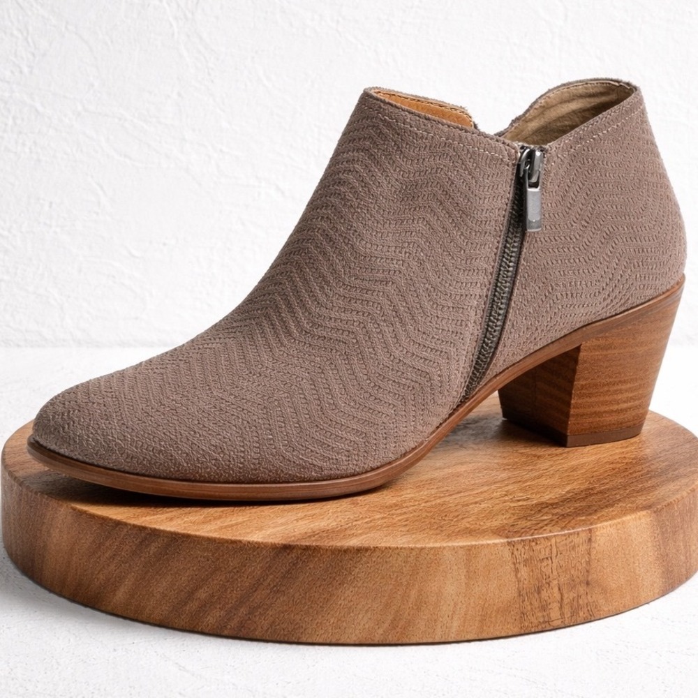 Lucky Brand Pickla Taupe Grey Chevron Textured Suede Ankle Booties women's 9M 40